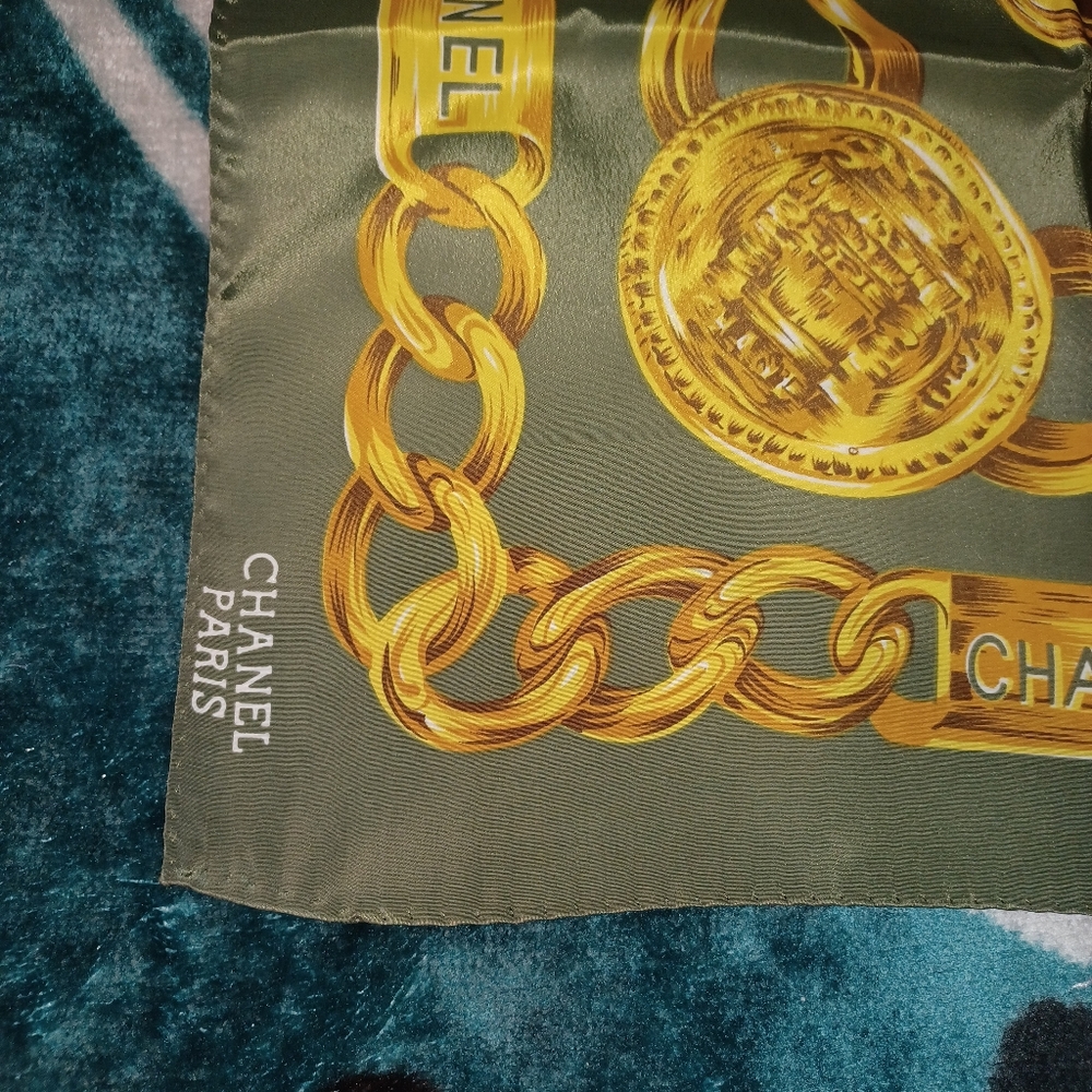CHANEL Olive and Gold Chain Motif Scarf - Picture 2 of 8